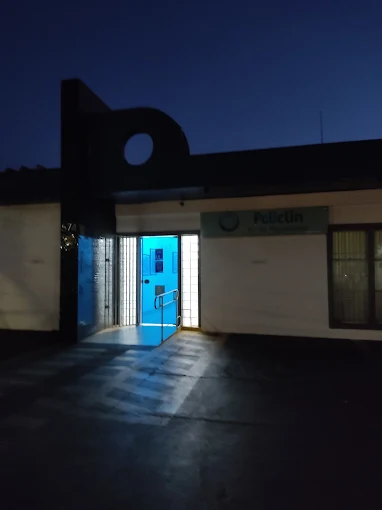 Entrada externa da Clínica Policlin no período noturno